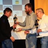 Andreas Dahms nimmt Pokal von Andreas Bachmeier, Leiter ADAC Automobilsport, entgegen. DRM Nationals